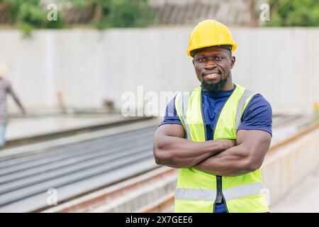 Ritratto intelligente africano nero intelligente ingegnere braccio cross worker caposquadra supervisore che lavora all'aperto nell'industria della colata di cemento prefabbricato Foto Stock