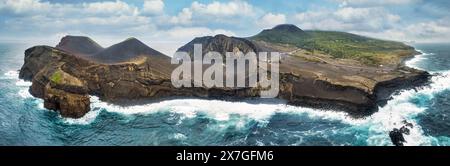 Vulcano dos Capelinhos sull'isola di Faial dal drone, vista panoramica, Azzorre Foto Stock