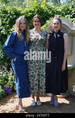 Bridgerton ha scelto i membri Hannah Dodd (a sinistra) e Ruth Gemmell (a destra) con la designer di giardini Holly Johnston nel Bridgerton Garden, durante il RHS Chelsea Flower Show al Royal Hospital Chelsea di Londra. Data foto: Lunedì 20 maggio 2024. Foto Stock