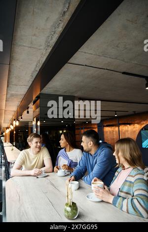 I colleghi di un team di startup si riuniscono intorno a un tavolo in un ristorante, impegnati in una vivace sessione di brainstorming. Foto Stock
