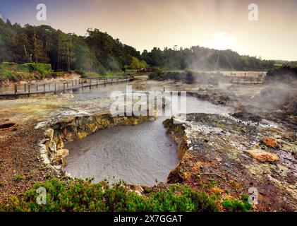 Azzorre - Furnas, paesaggio vulcanico al tramonto sul lago con sorgenti termali e fumaroli. Foto Stock