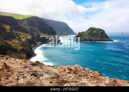 Scogliera e oceano nelle Azzorre Foto Stock