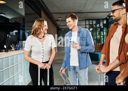 Gruppi diversi di uomini d'affari in piedi insieme nella hall dell'hotel, tenendo in mano i bagagli e impegnandosi in una conversazione. Foto Stock