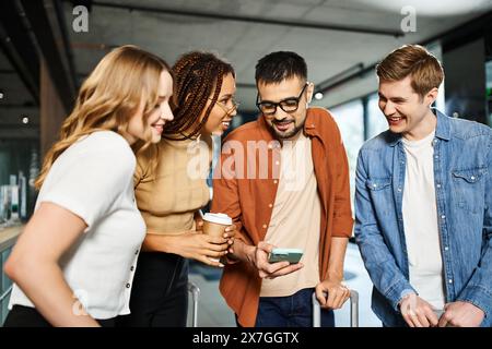 Colleghi multiculturali in abbigliamento informale conversano e si impegnano l'uno con l'altro nella hall dell'hotel durante un viaggio d'affari. Foto Stock