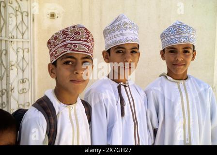 Wadi Bani Kharus, Oman, Penisola Araba, Medio Oriente - scolari dell'Oman che indossano il tradizionale berretto ricamato dell'Oman, il kummah e il tradizionale r Foto Stock