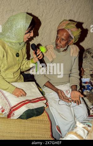 Muscat Oman, Penisola Arabica, Medio Oriente. Donna giornalista TV intervistando tessitore maschio, Muscat Festival. Foto Stock