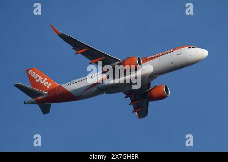 Leigh on Sea, Essex, Regno Unito - 20 maggio 2024: L'aeromobile easyJet Airbus parte dall'aeroporto di Southend (EGMC). Foto Stock