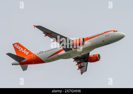 Leigh on Sea, Essex, Regno Unito - 20 maggio 2024: L'aeromobile easyJet Airbus parte dall'aeroporto di Southend (EGMC). Foto Stock