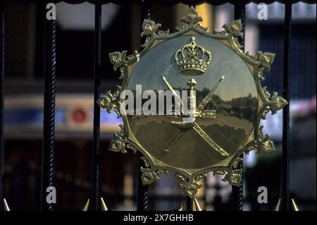 Mascate, Oman, Medio Oriente - l'emblema reale dell'Oman, due spade attraversate da un khanjar curvo (pugnale), decora il cancello che conduce al cerimoniale e Foto Stock