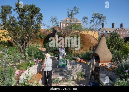 Royal Hospital, Chelsea, Londra, Regno Unito. 20 maggio 2024. La giornata stampa e VIP al RHS Chelsea Flower Show 2024 apre al pubblico dal 21 maggio al 25 maggio. Immagine: Sanctuary Garden, The Freedom from torture Garden: A Sanctuary for Survivors, progettato da John Warland ed Emma o'Connell è un luogo di santuario, di pace e di speranza dove la terapia orticola calma, guarisce e ripristina i sopravvissuti alla tortura durante il loro viaggio verso il recupero. Crediti: Malcolm Park/Alamy Live News Foto Stock