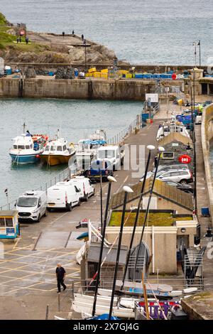 Barche da pesca e furgoni sulla banchina, nel pittoresco porto di Newquay, Cornovaglia, West Country, Inghilterra Foto Stock