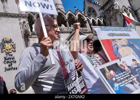 Londra, Regno Unito, 20 maggio 2024. Il sostenitore tiene i cartelli fuori dalla Corte reale di giustizia a sostegno di Julian Assange. Crediti: James Willoughby/Alamy Live News Foto Stock