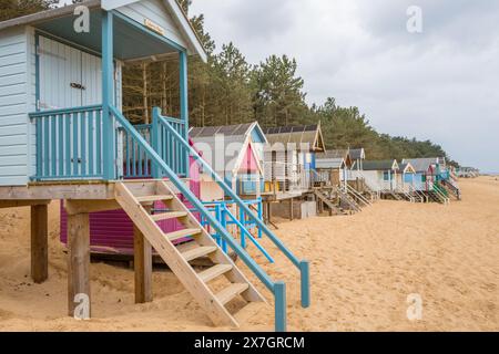 Le iconiche capanne sulla spiaggia di Wells Next the Sea, Norflok, Inghilterra. Foto Stock