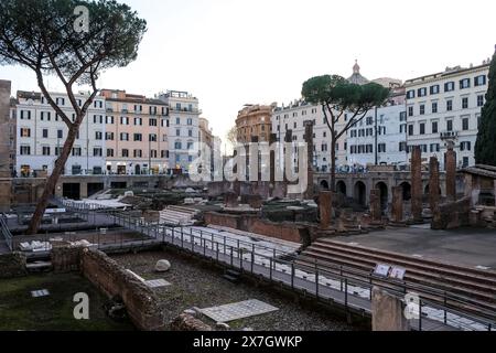 Vista di largo di Torre Argentina a Roma, che mostra gli antichi templi romani e i resti del Teatro di Pompeo, dove Giulio Cesare fu assassinato Foto Stock