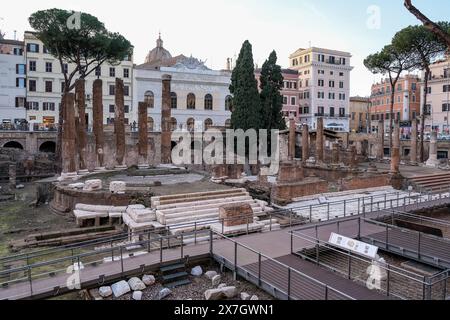 Vista di largo di Torre Argentina a Roma, che mostra gli antichi templi romani e i resti del Teatro di Pompeo, dove Giulio Cesare fu assassinato Foto Stock