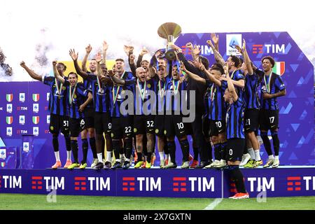 Milano, Italia. 19 maggio 2024. I giocatori del FC Internazionale celebrano la vittoria del campionato italiano di serie A la partita di calcio di serie A tra FC Internazionale e SS Lazio allo Stadio Giuseppe Meazza il 19 maggio 2024 a Milano. Crediti: Marco Canoniero/Alamy Live News Foto Stock