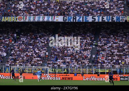 Milano, Italia. 19 maggio 2024. Uno striscione di ringraziamento al presidente dell'FC Internazionale Steven Zhang è esposto dai tifosi durante la partita di calcio di serie A tra FC Internazionale e SS Lazio allo Stadio Giuseppe Meazza il 19 maggio 2024 a Milano. Crediti: Marco Canoniero/Alamy Live News Foto Stock