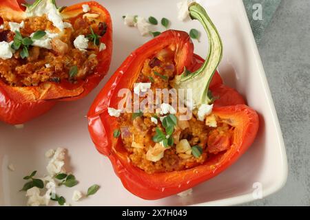 Peperoni rossi ripieni con Couscous, pomodori e formaggio Feta Foto Stock