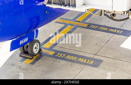 segna al cancello dove gli aerei boeing devono parcheggiare all'aeroporto Foto Stock