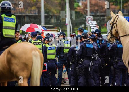 Ufficiali di polizia a cavallo, tattici e regolari sono visti tenere una fila mentre sorvegliano i sostenitori pro-palestinesi separati dal Rally pro-ebraico. Sei persone sono state arrestate a seguito di accesi scambi tra manifestanti filo-palestinesi e filo-israeliani nel CBD di Melbourne. Una folla combinata di 7000 persone ha partecipato al Nakba Sunday Rally separato, e a Never Again Is Now Rally organizzato dal gruppo sionista cristiano Ambasciata cristiana internazionale di Gerusalemme. Si è capito che alcuni manifestanti del Nakba Sunday Rally, iniziato a mezzogiorno intorno alla Biblioteca di Stato si sono fusi in Spring St, intorno a Parliam Foto Stock