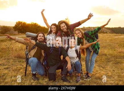 Gruppo di giovani amici felici che si divertono mentre camminano o camminano insieme in autunno Foto Stock