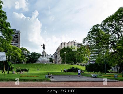 Vista del monumento equestre a Bartolomé Mitre situato in Plaza Mitre, un punto di riferimento nel quartiere Recoleta di Buenos Aires, Argentina. Foto Stock