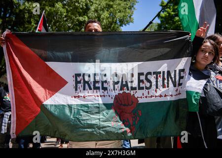 Pamplona, Spagna. 18 maggio 2024. I manifestanti detengono una bandiera "Palestina libera" macchiata di sangue durante la manifestazione. Migliaia di persone hanno partecipato a una manifestazione per le strade di Pamplona chiedendo una Palestina libera. Credito: SOPA Images Limited/Alamy Live News Foto Stock