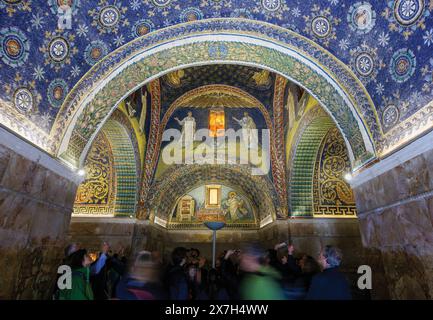 Ravenna, Provincia di Ravenna, Italia. Interno del mausoleo del V secolo, Mausoleo di Galla Placidia. Il Mausoleo è uno degli otto ea Foto Stock