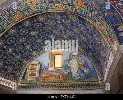 Ravenna, Provincia di Ravenna, Italia. Interno del mausoleo del V secolo, Mausoleo di Galla Placidia. Il Mausoleo è uno degli otto ea Foto Stock