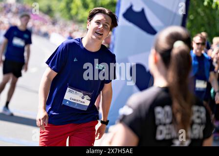 Broenderslev, Danimarca. 20 maggio 2024. Crown Prince Christian corre per un miglio durante la Royal Run di Broenderslev, lunedì 20 maggio 2024. Royal Run è una corsa annuale di fitness che si svolge in diverse città danesi. La corsa si è svolta per la prima volta il 21 maggio 2018 per celebrare il 50 ° compleanno del re, e la famiglia reale ha partecipato alla Royal Run da allora. Nel 2024, ci sono 95, 106 registrati a livello nazionale per la corsa di fitness che si tiene per la sesta volta. (Foto: Henning Bagger/Ritzau Scanpix) credito: Ritzau/Alamy Live News Foto Stock