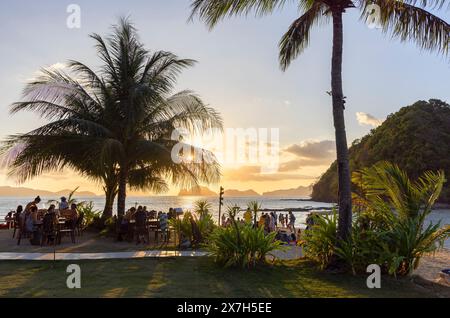 Las Cabanas Beach Resort al tramonto, Las Cabanas Beach, El Nido, Bacuit Bay, Palawan, Filippine Foto Stock