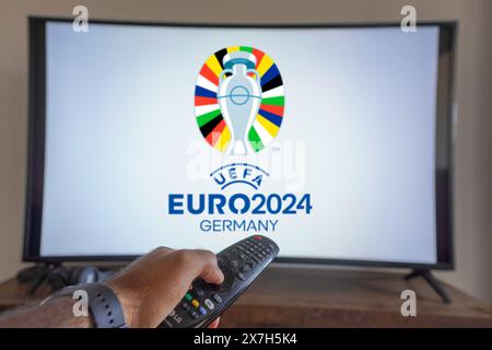 Brasile. 13 maggio 2024. In questa immagine, una mano che tiene in mano un telecomando TV davanti al Campionato europeo di calcio UEFA (Euro 2024 Germania) su uno schermo TV. Campionato europeo di calcio UEFA (Euro 2024 Germania) è il principale campionato di calcio tra squadre maschili di paesi europei appartenenti alla UEFA. (Credit Image: © Rafael Henrique/SOPA Images via ZUMA Press Wire) SOLO PER USO EDITORIALE! Non per USO commerciale! Foto Stock