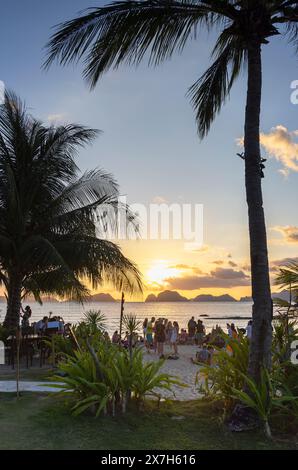 Las Cabanas Beach Resort al tramonto, Las Cabanas Beach, El Nido, Bacuit Bay, Palawan, Filippine Foto Stock