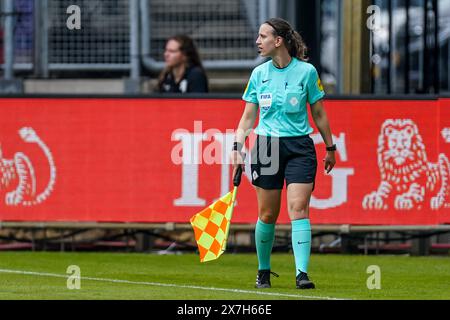 Tilburg, Paesi Bassi. 20 maggio 2024. TILBURG, PAESI BASSI - 20 MAGGIO: L'assistente arbitro Diana Snoeren guarda durante il match finale di TOTO KNVB Cup tra Ajax e fortuna Sittard al Koning Willem II Stadion il 20 maggio 2024 a Tilburg, Paesi Bassi. (Foto di Joris Verwijst/Orange Pictures) credito: Orange Pics BV/Alamy Live News Foto Stock