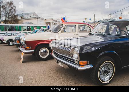 Mostra gratuita di auto retrò all'aria aperta. Auto sovietiche e russe d'epoca. Tver, Russia: 23 aprile 2022. Foto Stock