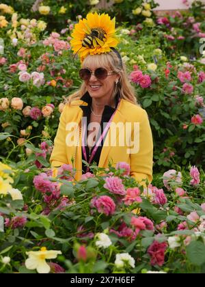 Visitatori durante l'RHS Chelsea Flower Show al Royal Hospital Chelsea di Londra. Data foto: Lunedì 20 maggio 2024. Foto Stock