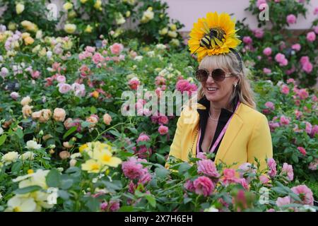 Visitatori durante l'RHS Chelsea Flower Show al Royal Hospital Chelsea di Londra. Data foto: Lunedì 20 maggio 2024. Foto Stock