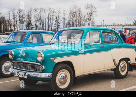 Mostra gratuita di auto retrò all'aria aperta. Auto sovietiche e russe d'epoca. Tver, Russia: 23 aprile 2022. Foto Stock