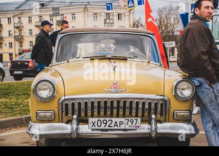 Mostra gratuita di auto retrò all'aria aperta. Auto sovietiche e russe d'epoca. Tver, Russia: 23 aprile 2022. Foto Stock