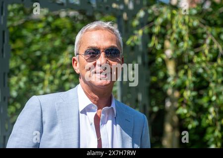 Londra, Regno Unito. 20 maggio 2024. Bruno Tonioli al Freedom from torture Garden: A Sanctuary for Survivors, progettato da John Warland ed Emma o'Connell, durante la giornata dei membri del RHS Chelsea Flower Show nel parco del Royal Hospital Chelsea. Lo spettacolo si svolge fino al 25 maggio 2024. Crediti: Stephen Chung / Alamy Live News Foto Stock