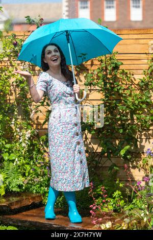 Londra, Regno Unito. 20 maggio 2024. La meteorologa Lisa Tobin al Flood Re: The Flood Resilient Garden, disegnata da Naomi Slade e Dr ed Barsley, nel giorno dei membri del RHS Chelsea Flower Show nei terreni del Royal Hospital Chelsea. Lo spettacolo si svolge fino al 25 maggio 2024. Crediti: Stephen Chung / Alamy Live News Foto Stock