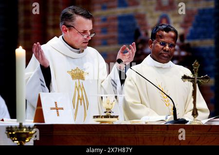 EINDHOVEN - Pastore René Wilmink (L) e cappellano Arockiadoss Belavendran (R) durante la celebrazione Eucaristica nella Chiesa di San Giorgio. La ricerca dell'Ufficio centrale di statistica (CSB) mostra che sempre meno olandesi aderiscono a una religione. ANP RAMON MANGOLD netherlands Out - belgio Out Foto Stock