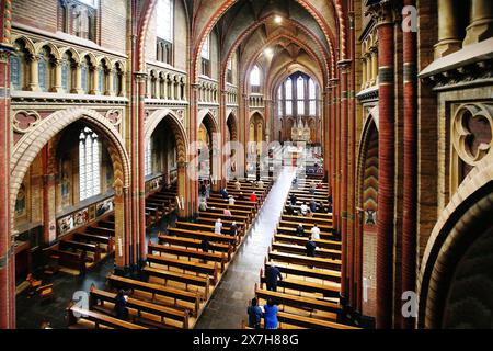 EINDHOVEN - celebrazione eucaristica nella Chiesa di San Giorgio. La ricerca dell'Ufficio centrale di statistica (CSB) mostra che sempre meno olandesi aderiscono a una religione. ANP RAMON MANGOLD netherlands Out - belgio Out Foto Stock