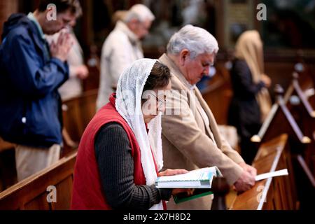 EINDHOVEN - parrocchiani durante la celebrazione eucaristica nella Chiesa di San Giorgio. La ricerca dell'Ufficio centrale di statistica (CSB) mostra che sempre meno olandesi aderiscono a una religione. ANP RAMON MANGOLD netherlands Out - belgio Out Foto Stock