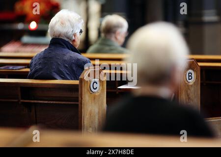 EINDHOVEN - parrocchiani durante la celebrazione eucaristica nella Chiesa di San Giorgio. La ricerca dell'Ufficio centrale di statistica (CSB) mostra che sempre meno olandesi seguono una religione. ANP RAMON MANGOLD netherlands Out - belgio Out Foto Stock