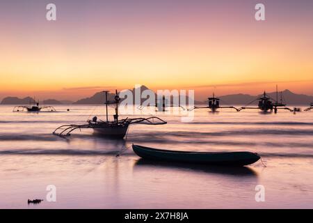 Bangkas ormeggiato sulla spiaggia di Corong Corong al tramonto, El Nido, Bacuit Bay, Palawan, Filippine Foto Stock