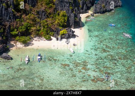 Barche al largo di Shimizu Island, El Nido, Bacuit Bay, Palawan, Filippine Foto Stock