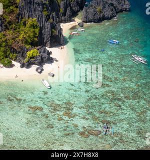 Barche al largo di Shimizu Island, El Nido, Bacuit Bay, Palawan, Filippine Foto Stock