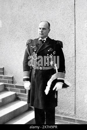 Non identificato attore ceco in costume come il Grand'ammiraglio Erich Raeder capo dell'alto comando della Marina tedesca sul set Candid presso i Barrandov Studios di Praga il 20 aprile 1949 durante le riprese della prima parte di PADENIE BERLINA / LA CADUTA DI BERLINO 1950 regista MIKHEIL CHIAURELI scrittori Mikheil Chiaureli e Pyotr Pavlenko musica Dmitri Shostakovich costume design Valentin Perelyotov produttore esecutivo Victor Tsirgiladze Mosfilm Foto Stock