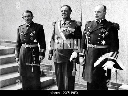 Attori cechi non identificati in costume come leader nazisti, tra cui a destra il Gran Ammiraglio Erich Raeder sul set Candid a Barrandov Studios di Praga il 20 aprile 1949 durante le riprese della prima parte di PADENIE BERLINA / THE FALL DI BERLINO 1950 regista MIKHEIL CHIAURELI scrittori Mikheil Chiaureli e Pyotr Pavlenko musica Dmitri Shostakovich costume design Valentin Perelyotov esecutivo produttore Victor Tsirgiladze Mosfilm Foto Stock